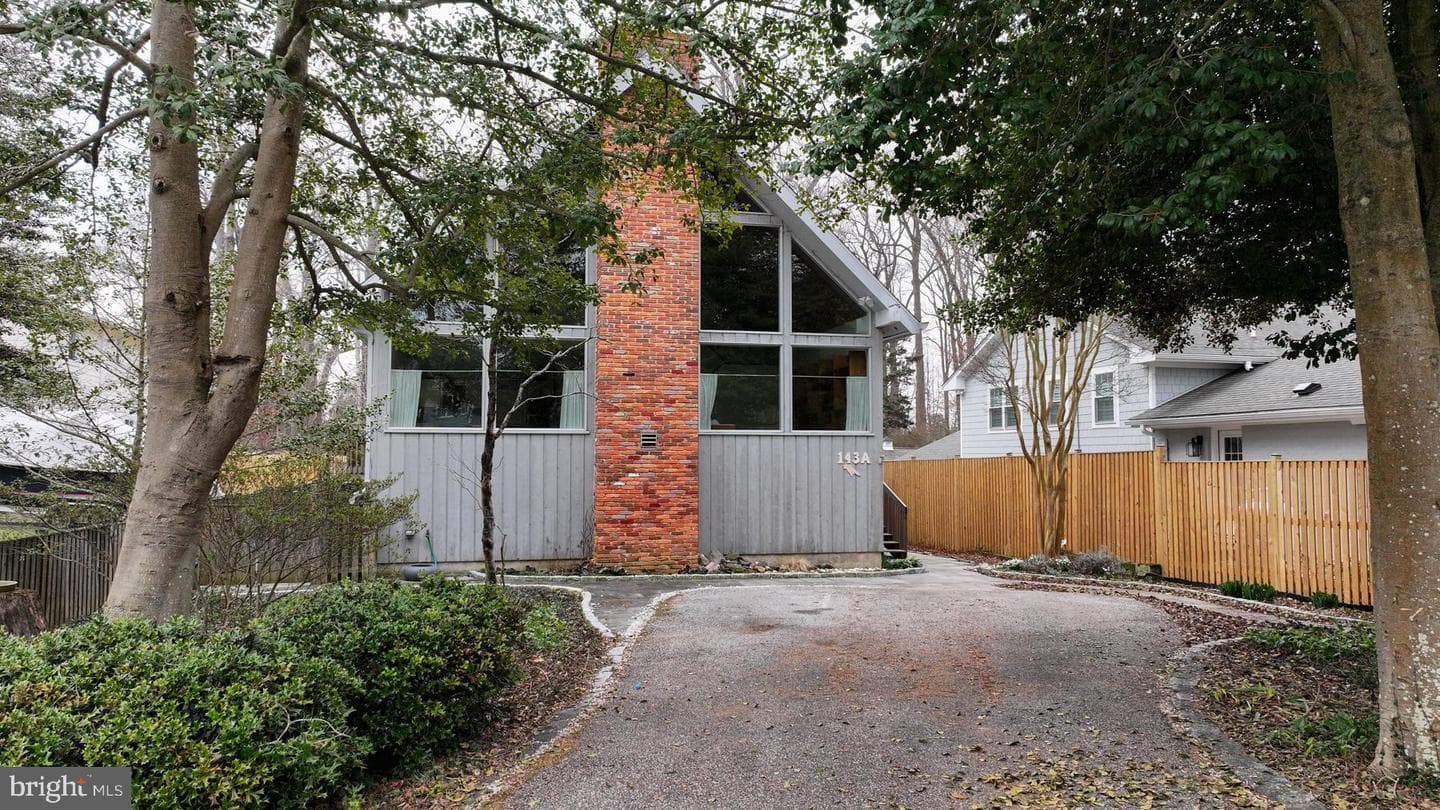 143 E Lake Drive photo 1