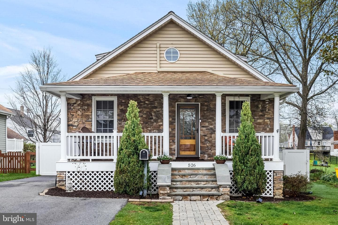 526 Hawthorne Road photo 1