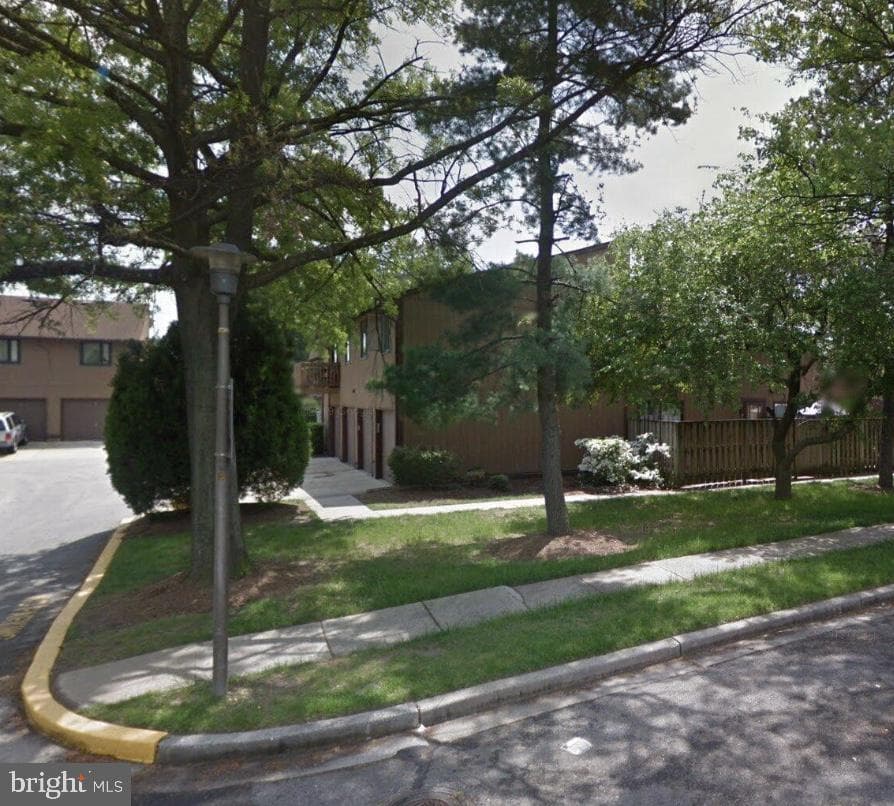 596 West Court photo 1