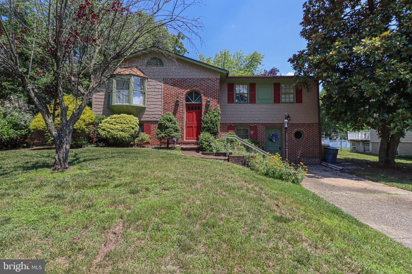 490 Williamsburg Lane