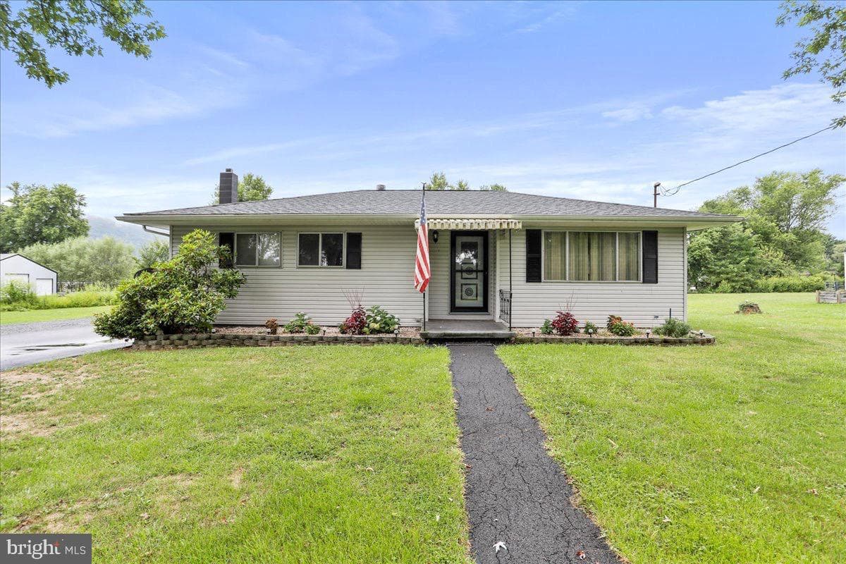 15906 Llewellyn Avenue photo 1