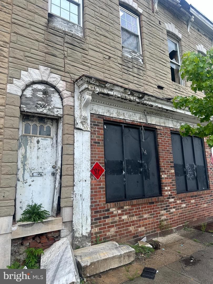 2306 E Madison Street photo 1