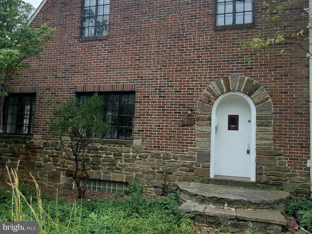 511 E 39th Street E photo 1