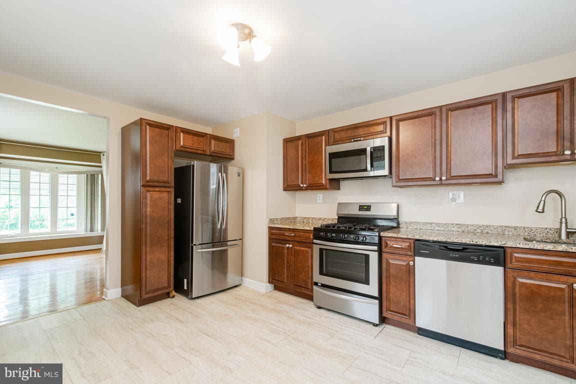 6407 Fernbank Avenue photo 1