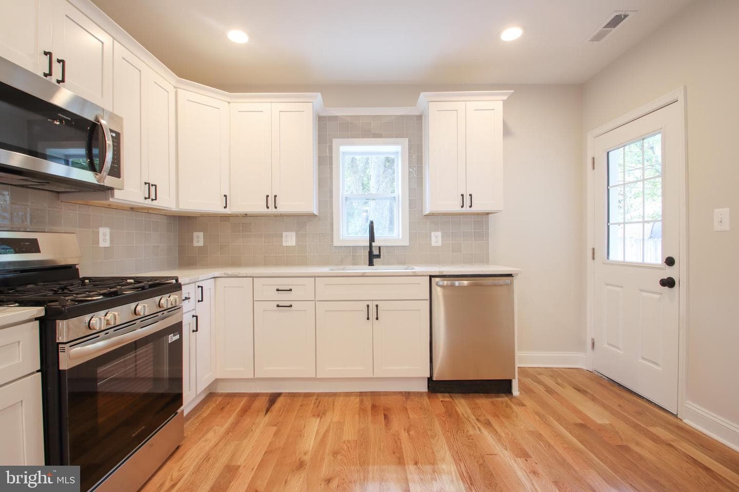 3905 Walnut Avenue photo 1