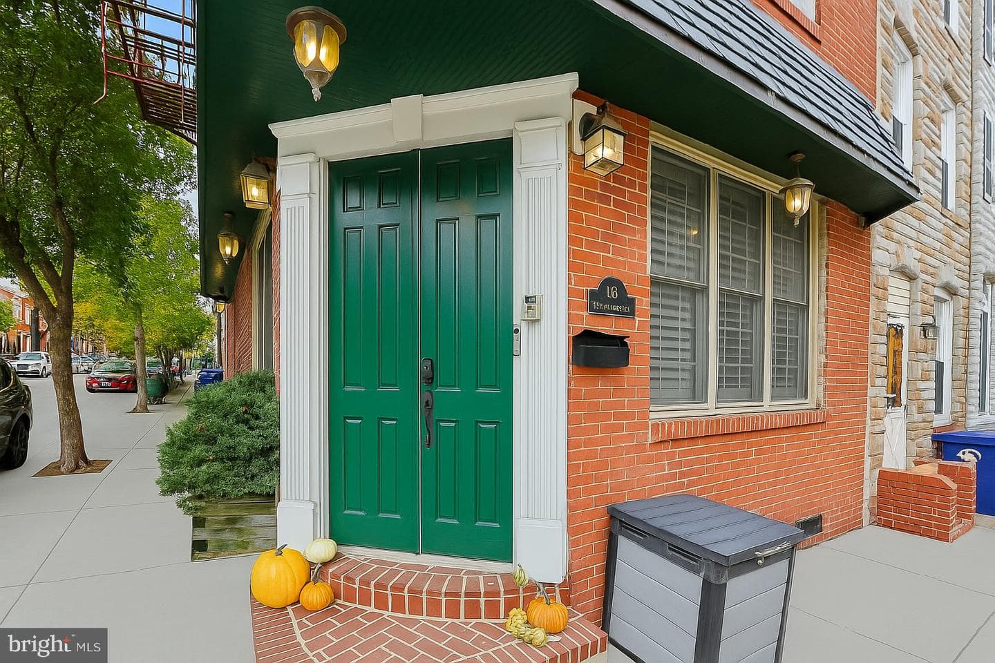 143 E West Street photo 1