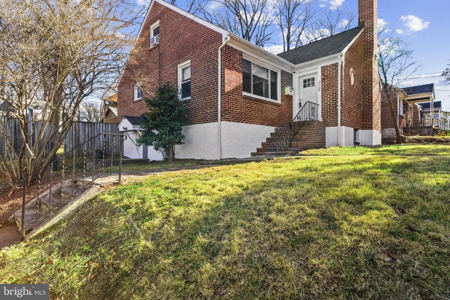 5709 Woodcrest Avenue photo 1
