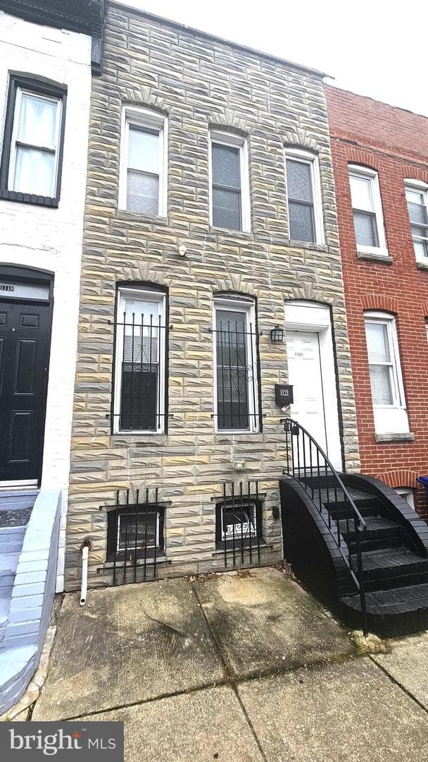 1121 Sargeant Street photo 1
