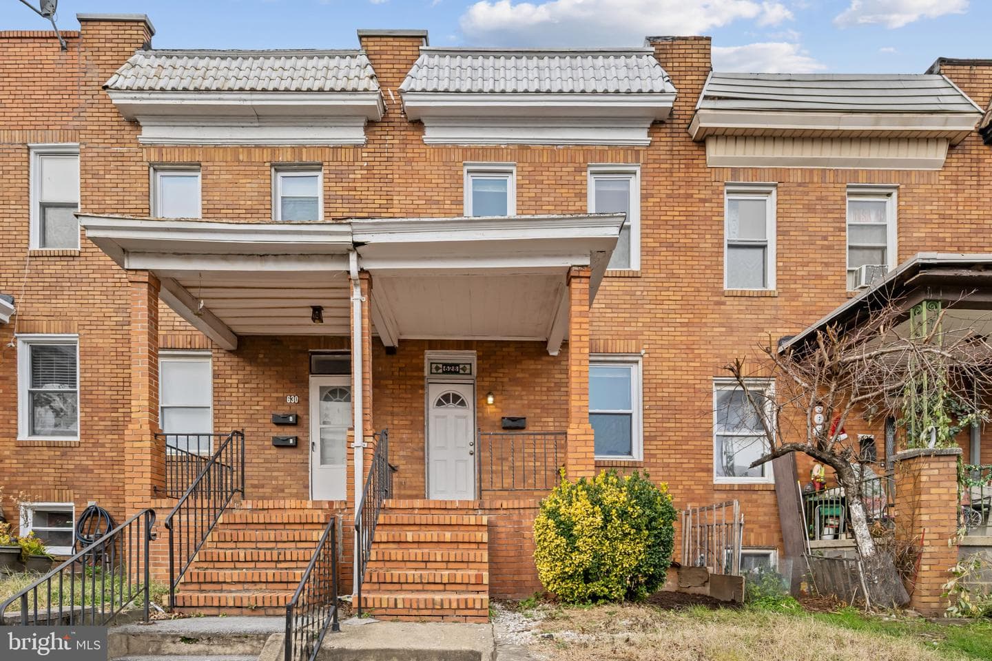 628 Savage Street S