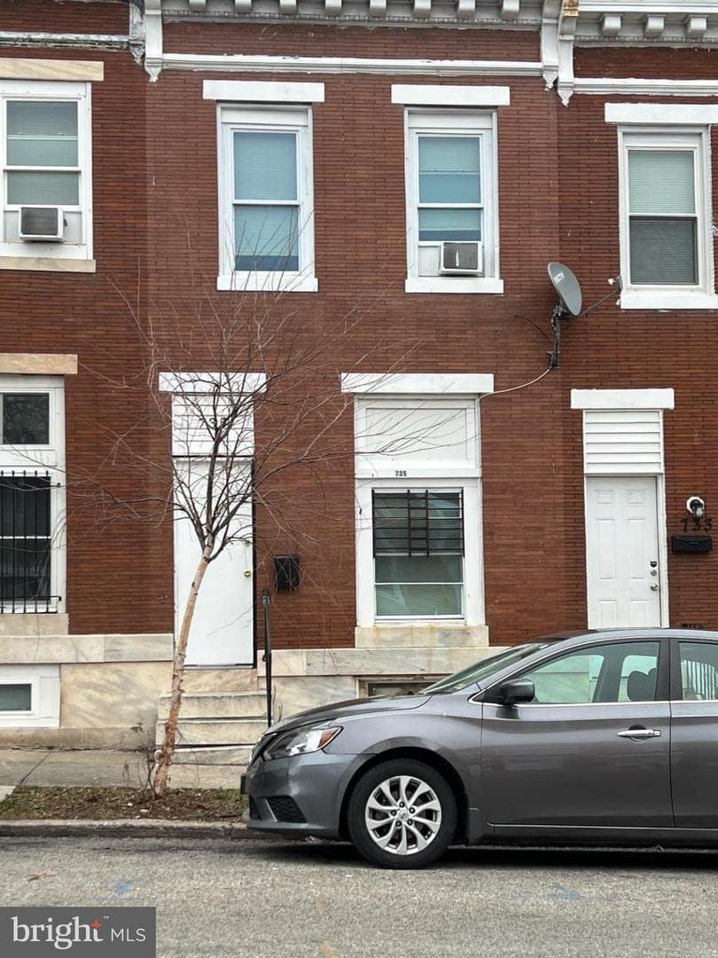 735 N Lakewood Avenue photo 1