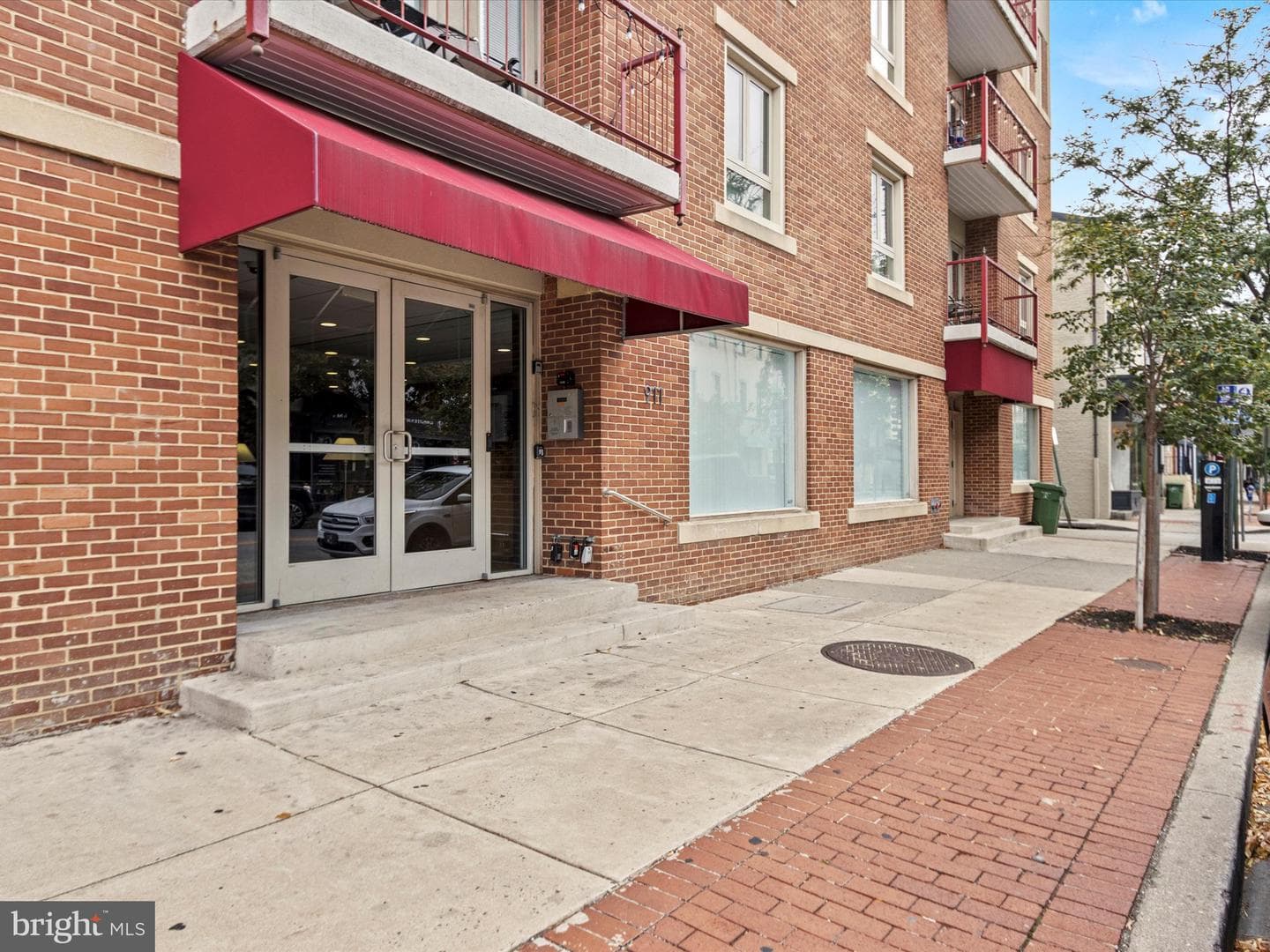 911 Charles Street S #409