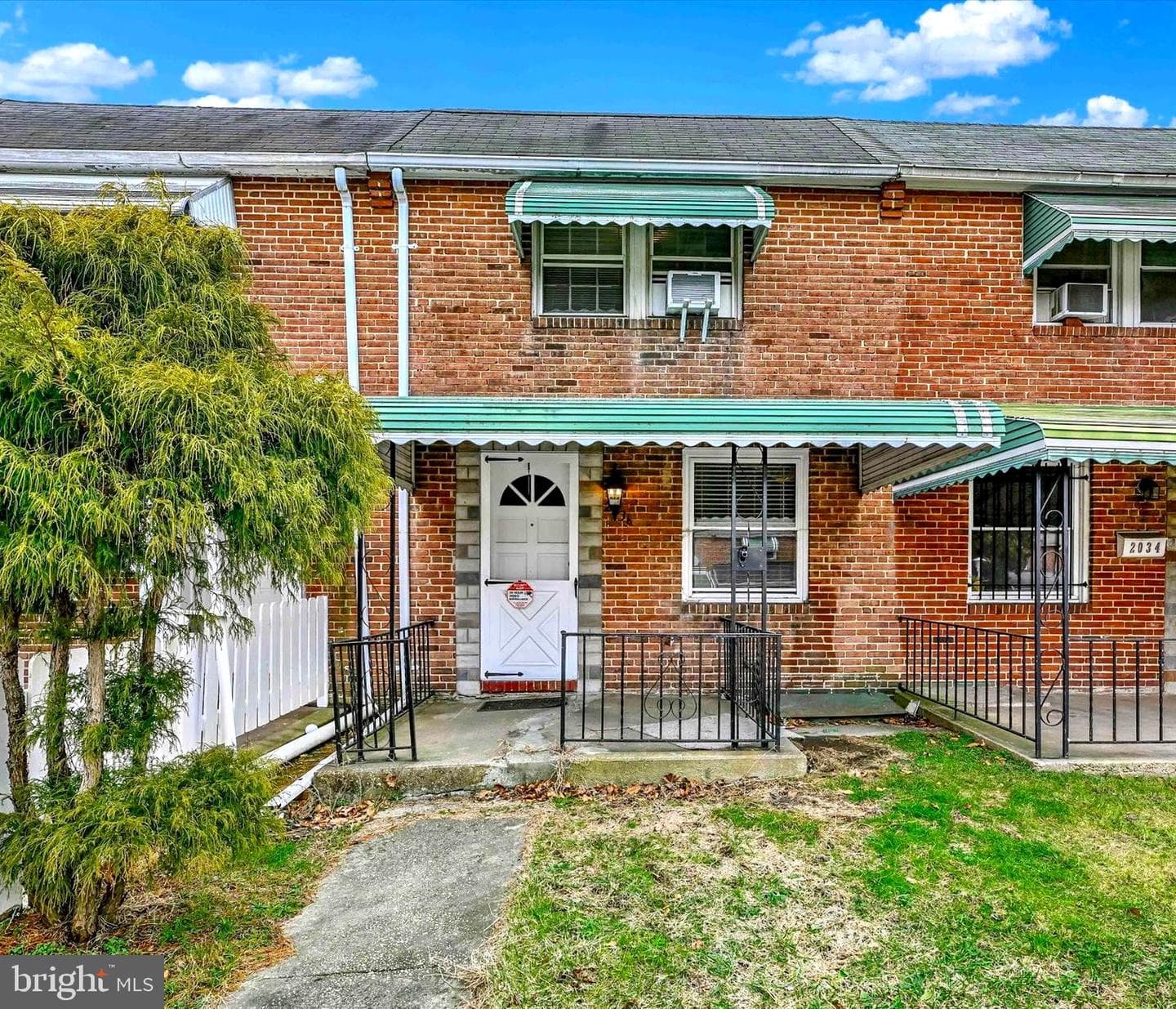 2036 Deering Avenue photo 1