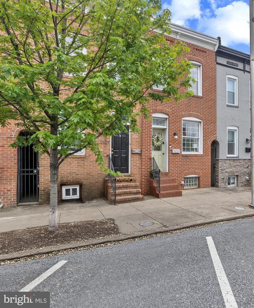 2627 Hudson Street photo 1