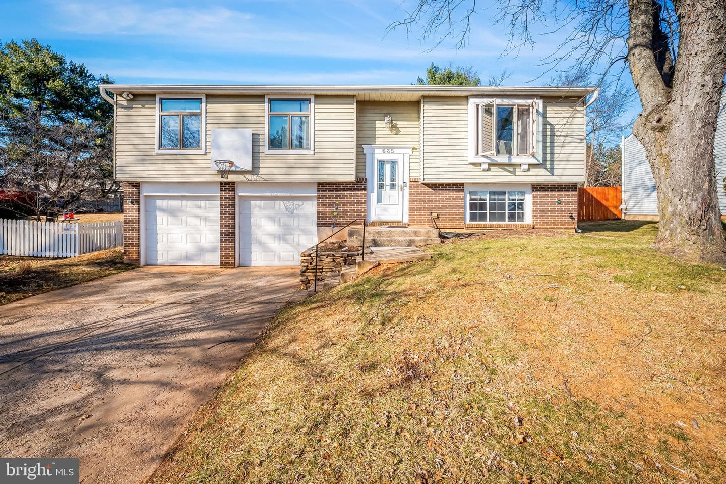635 Glynita Circle photo 1