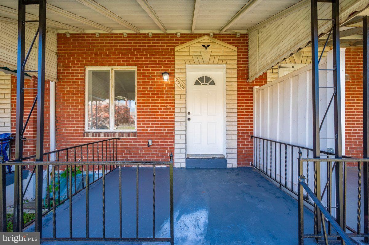 2204 Redthorn Road photo 1