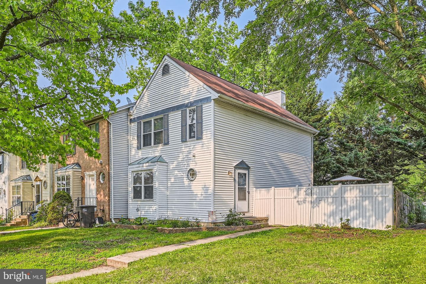 1895 Norhurst Way N photo 1