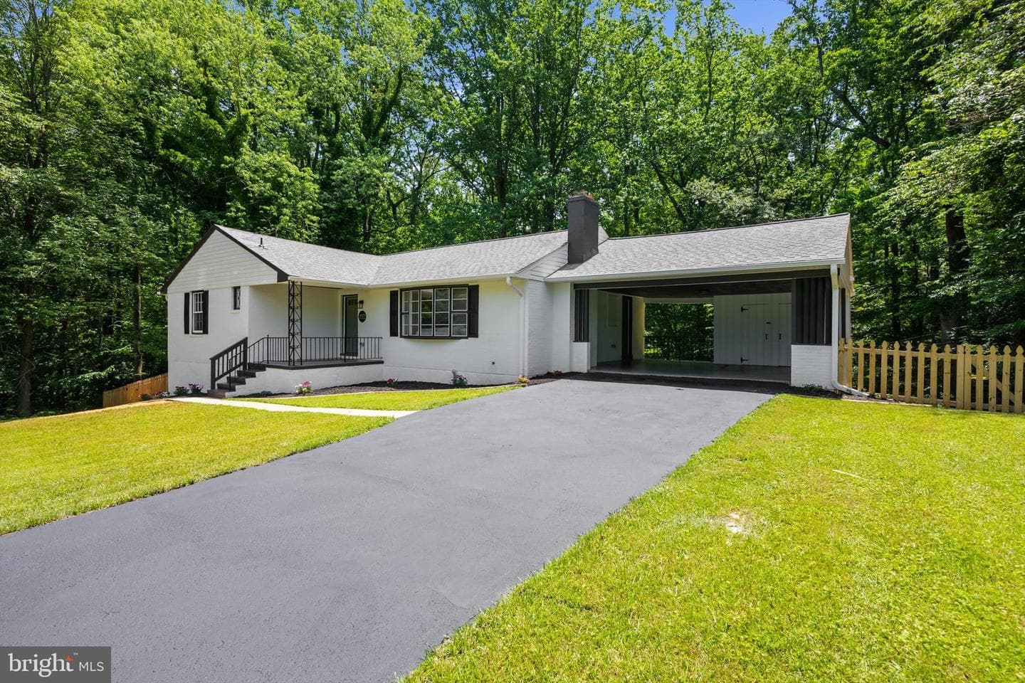 1013 Roxleigh Road photo 1