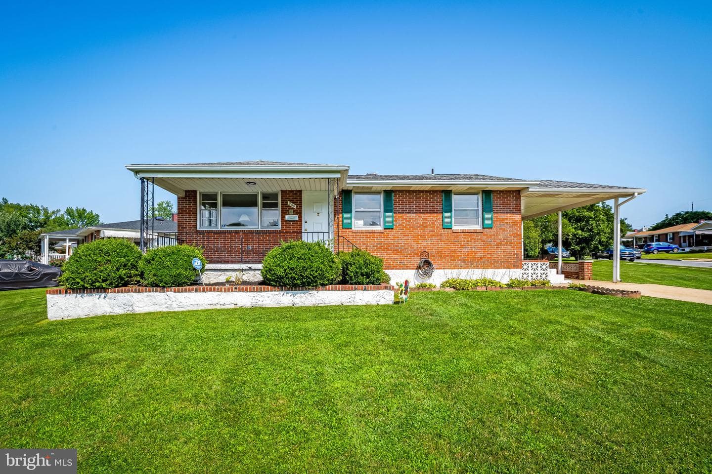 900 Essex Square photo 1