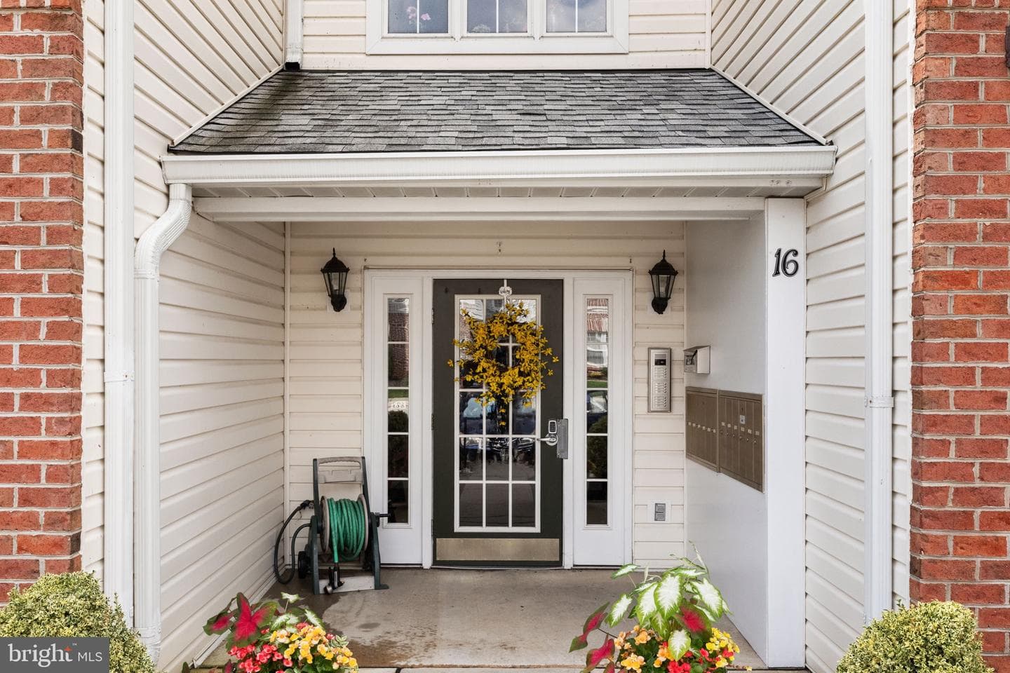 16 Brook Farm Court #16d photo 1
