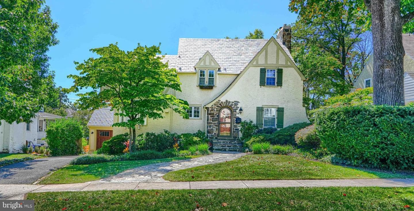 905 Kingston Road photo 1