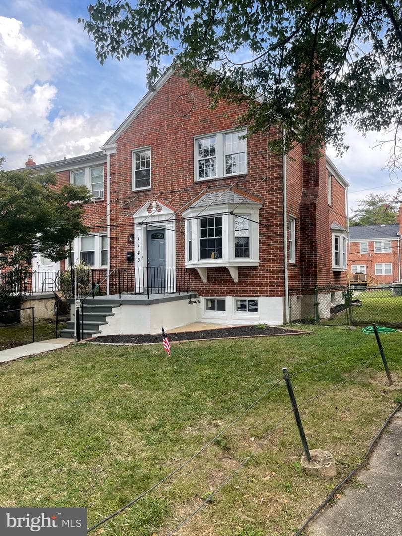 1143 Granville photo 1