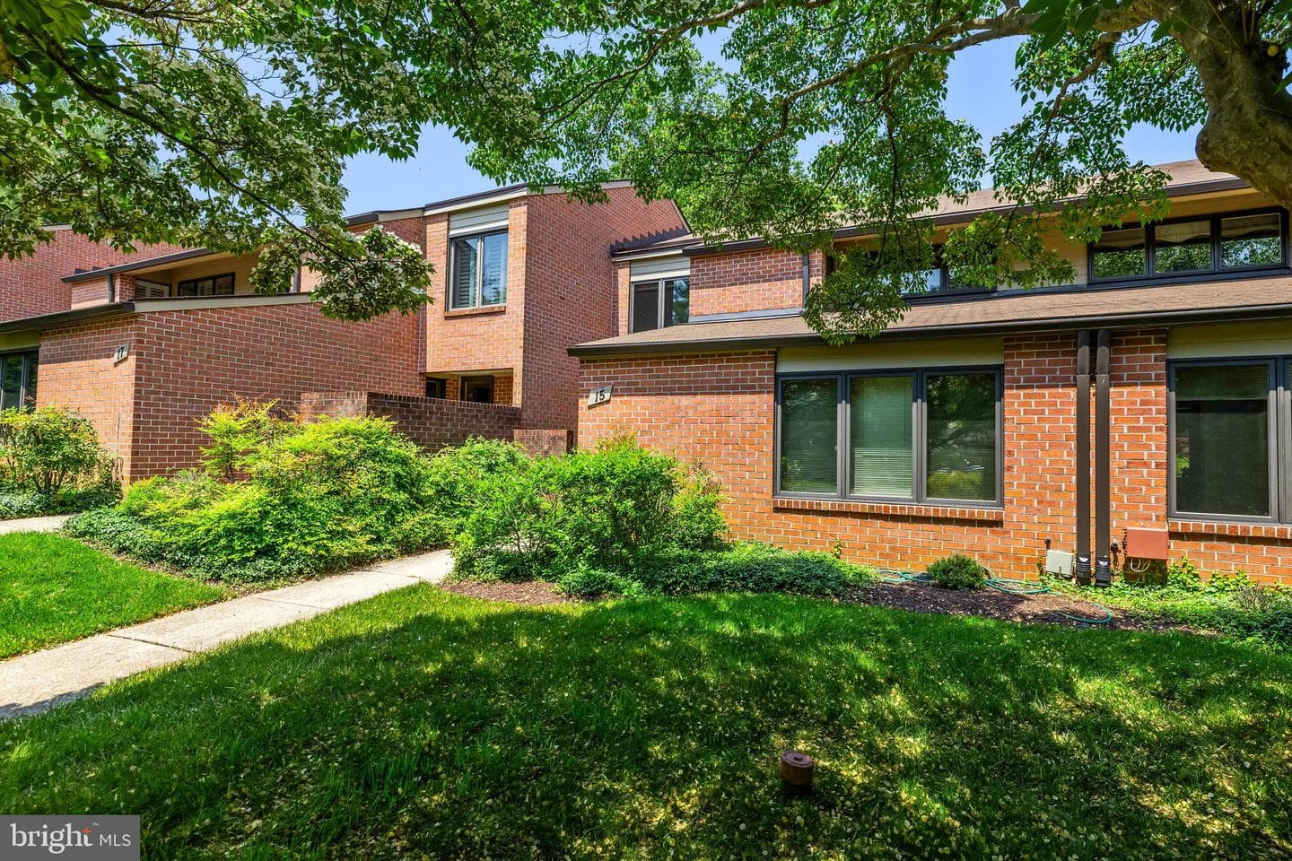 15 Oakridge Court photo 1