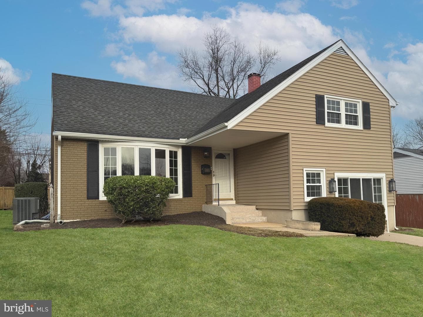 132 Warwick Drive photo 1