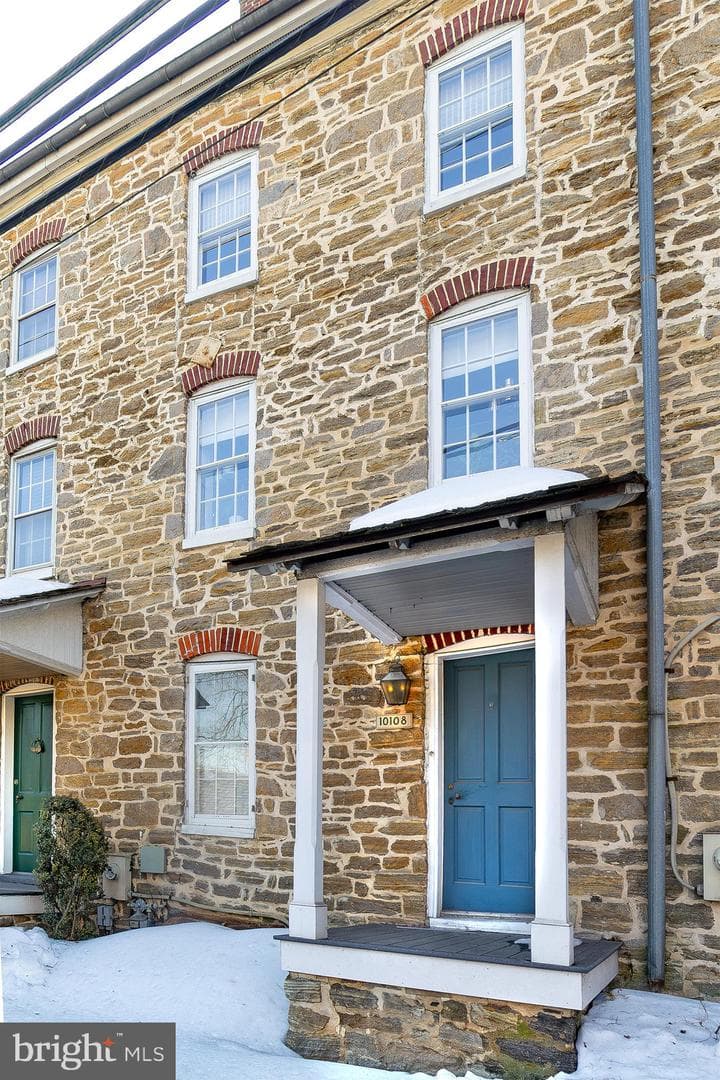 10108 Falls Road photo 1