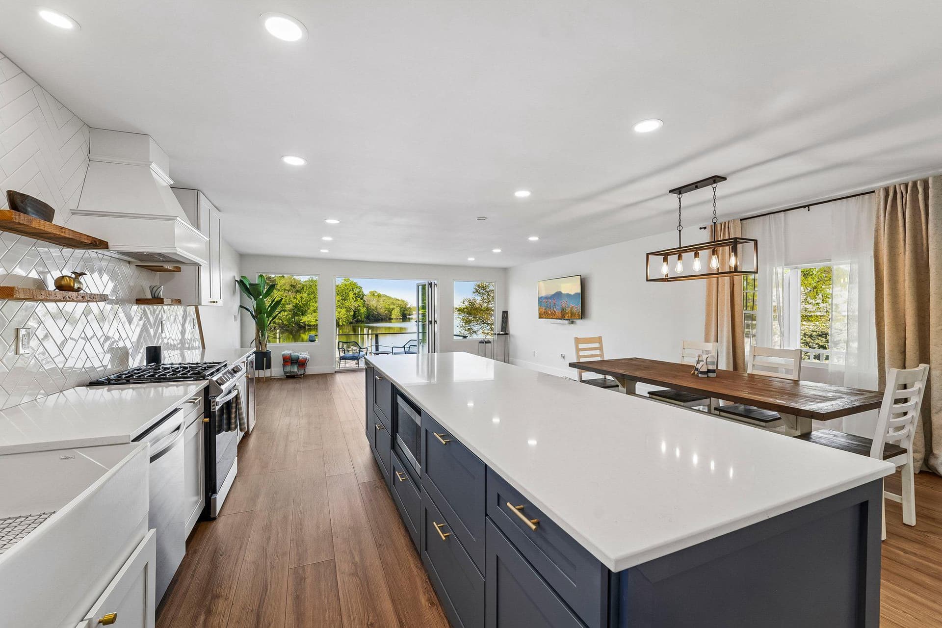 923 Short Road