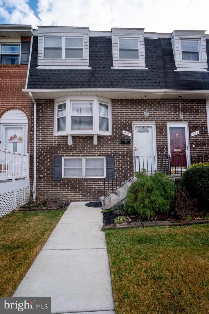 933 Elm Road photo 1
