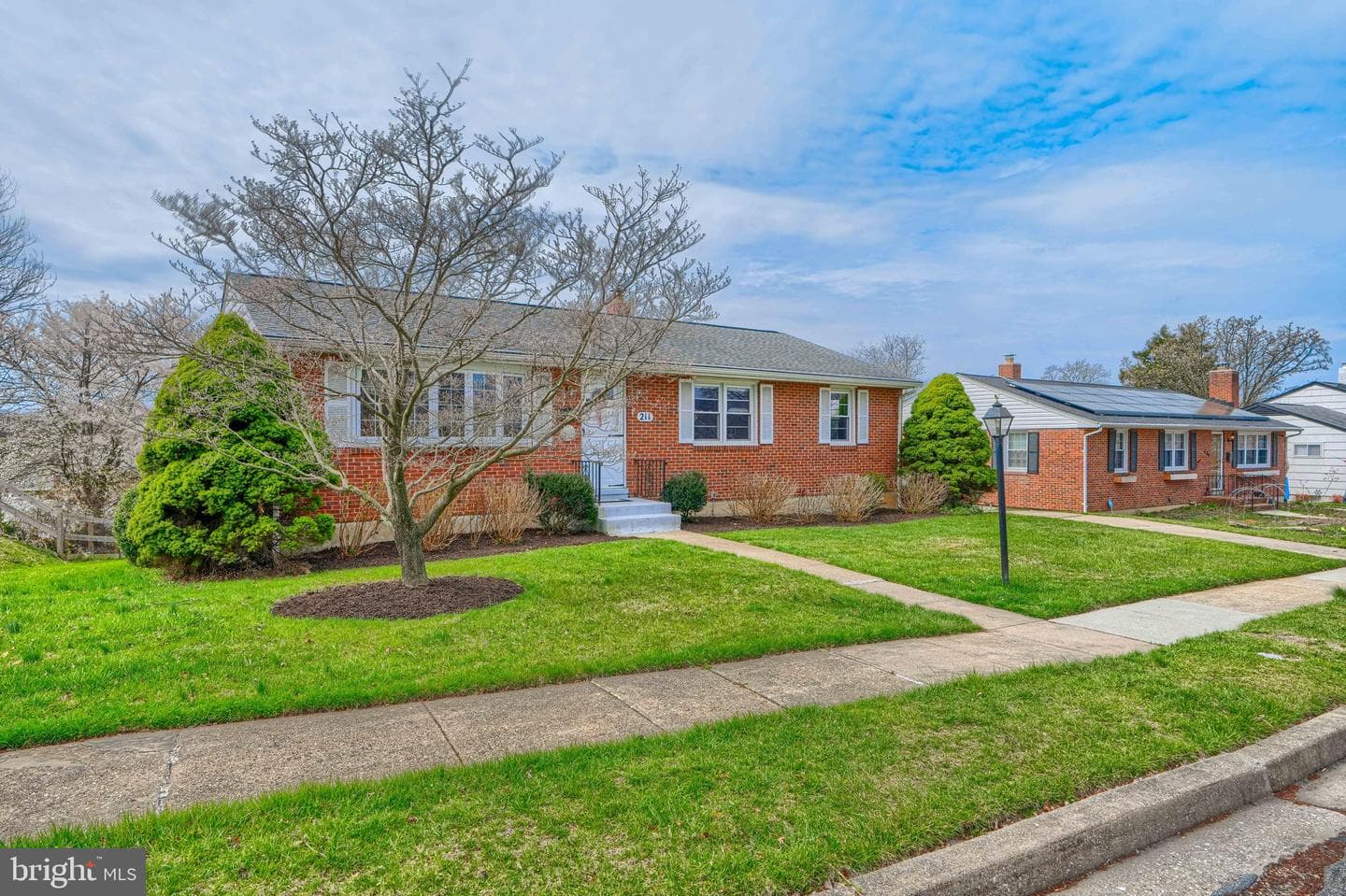 211 Rothwell Drive photo 1