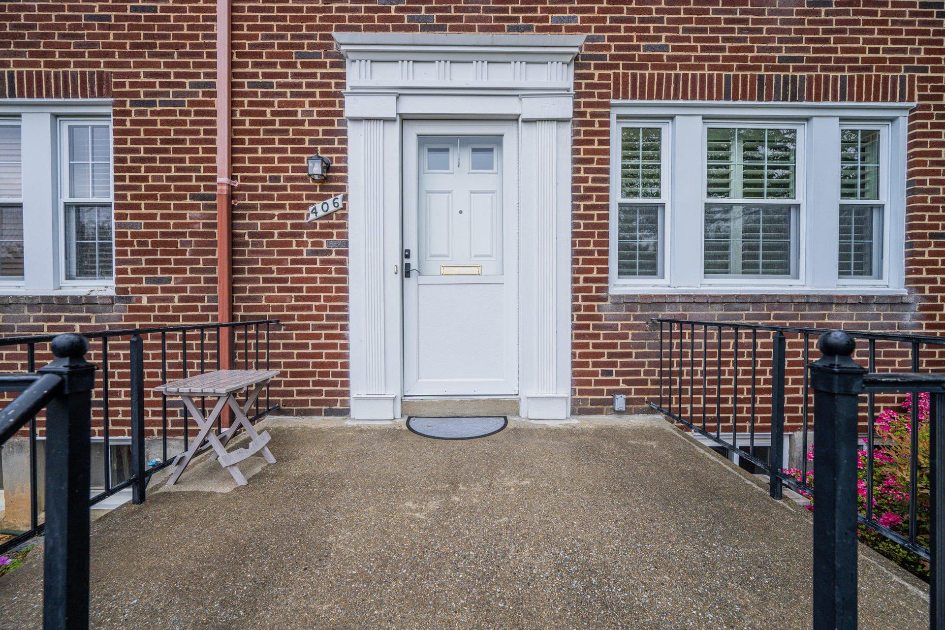406 Greenlow