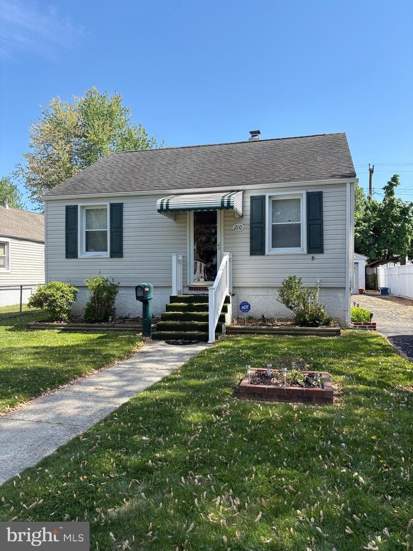 210 Pinewood Road photo 1