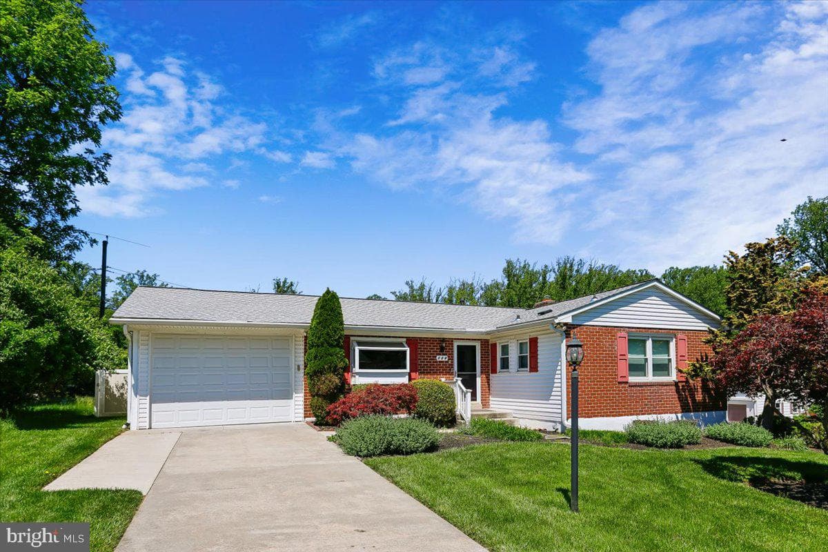 124 W Chestnut Hill Lane