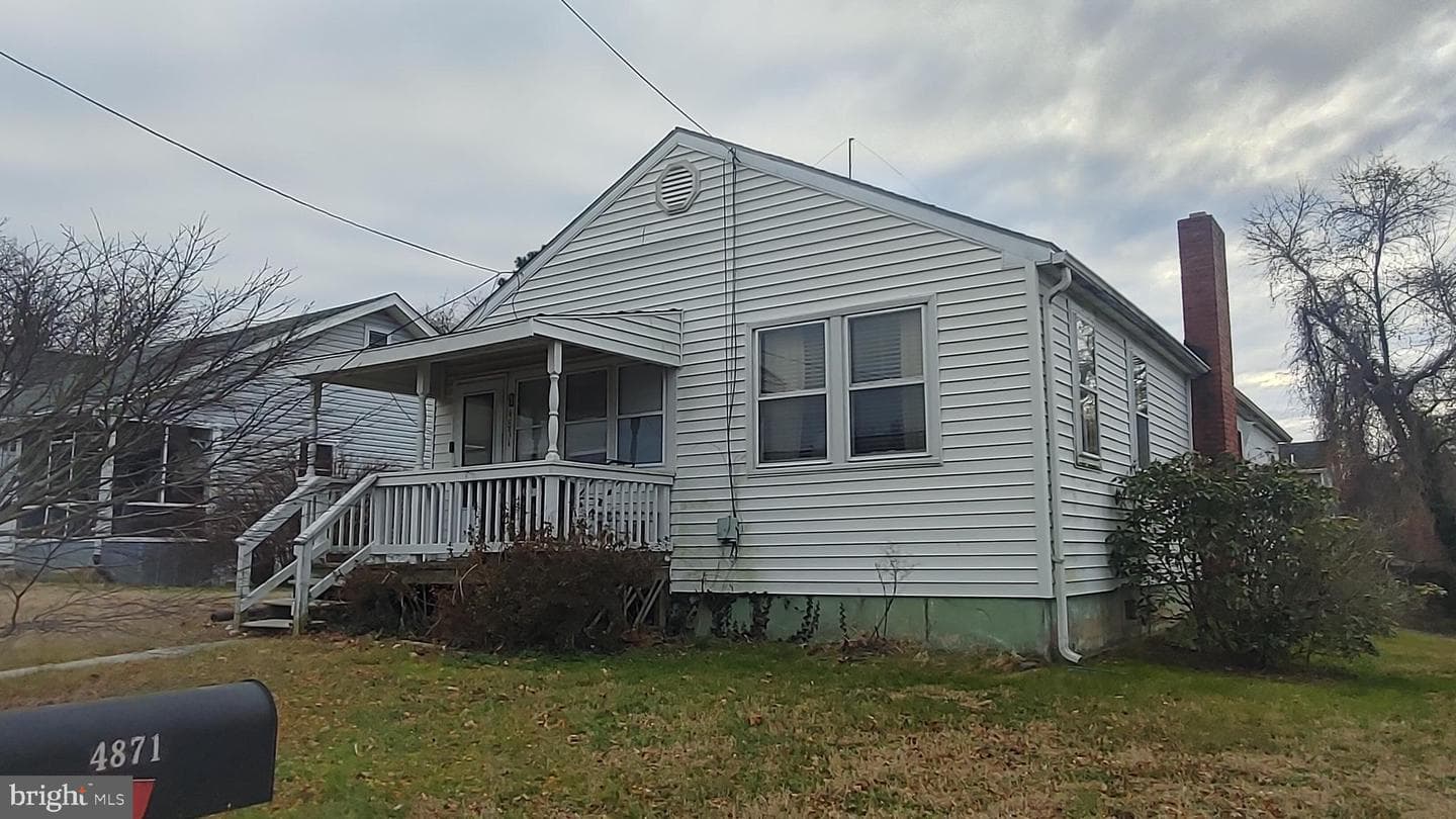 4871 Calvert Drive photo 1
