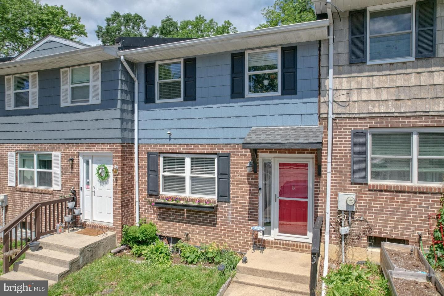 5 Jamestown Court photo 1