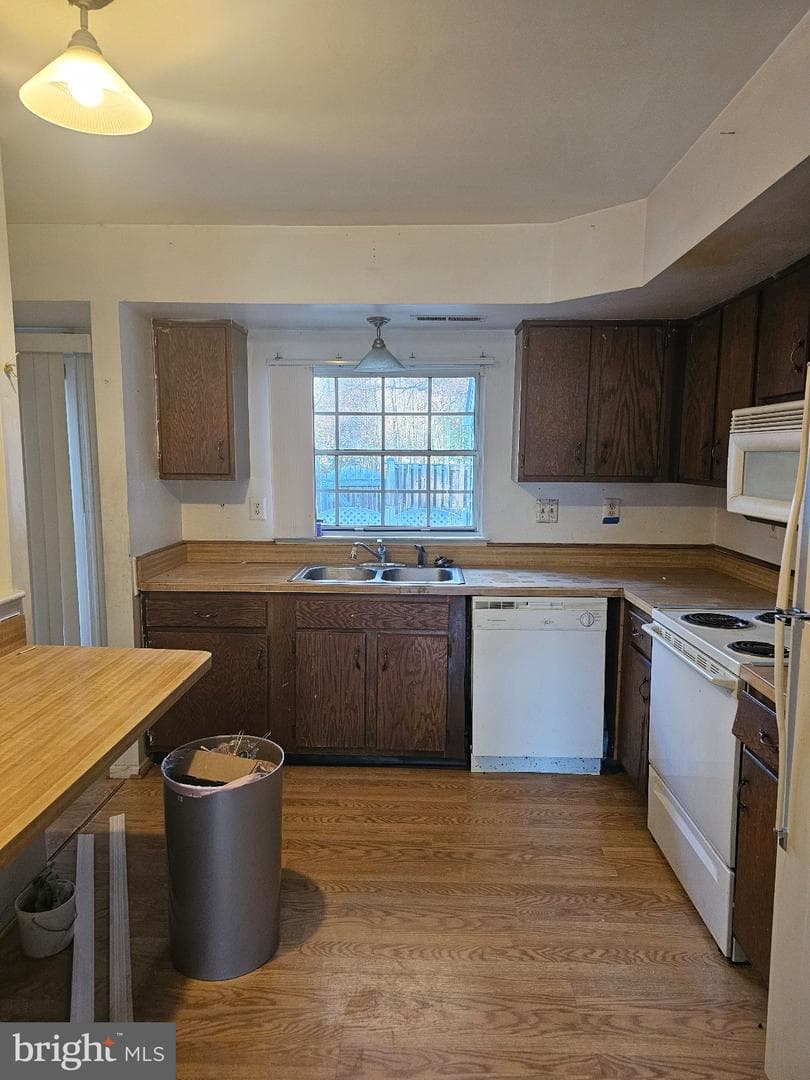 3705 Kempsford Field Place photo 1