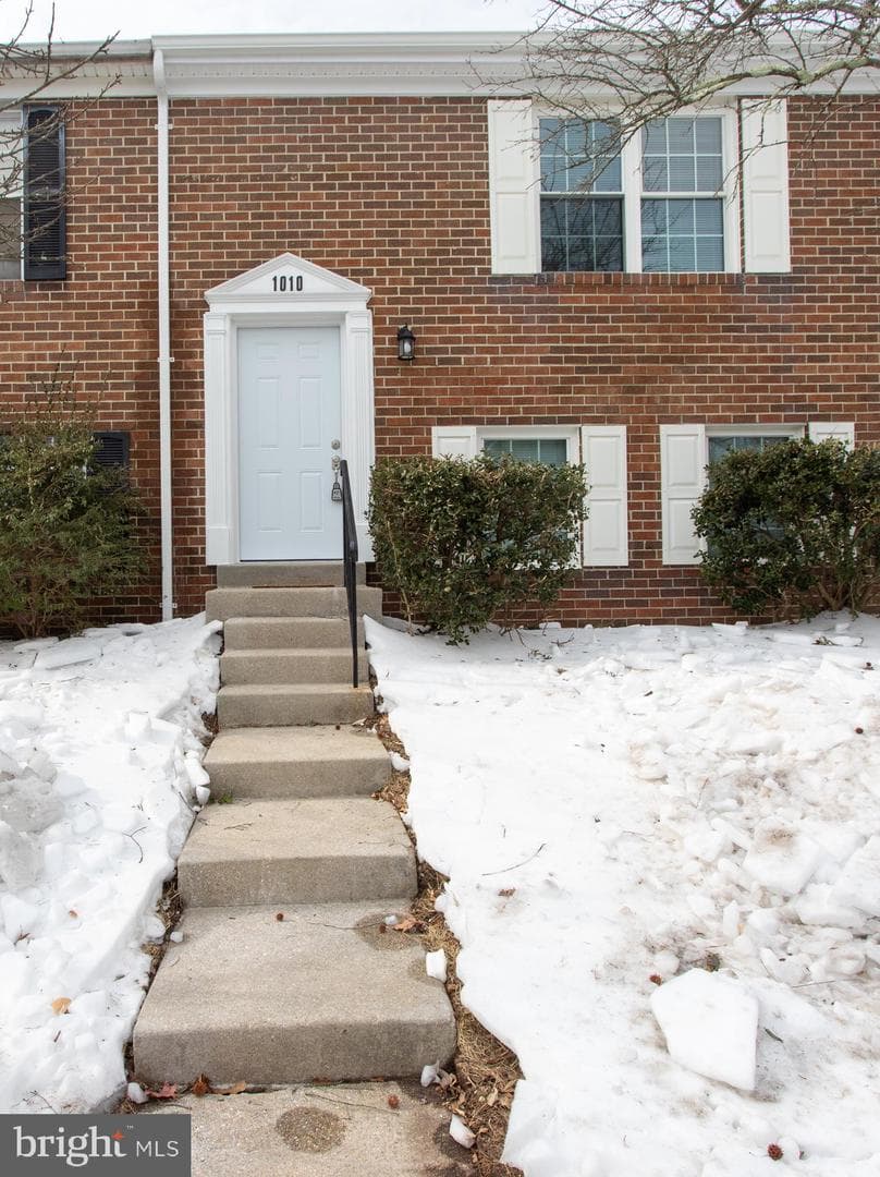 1010 Victoria Place photo 1