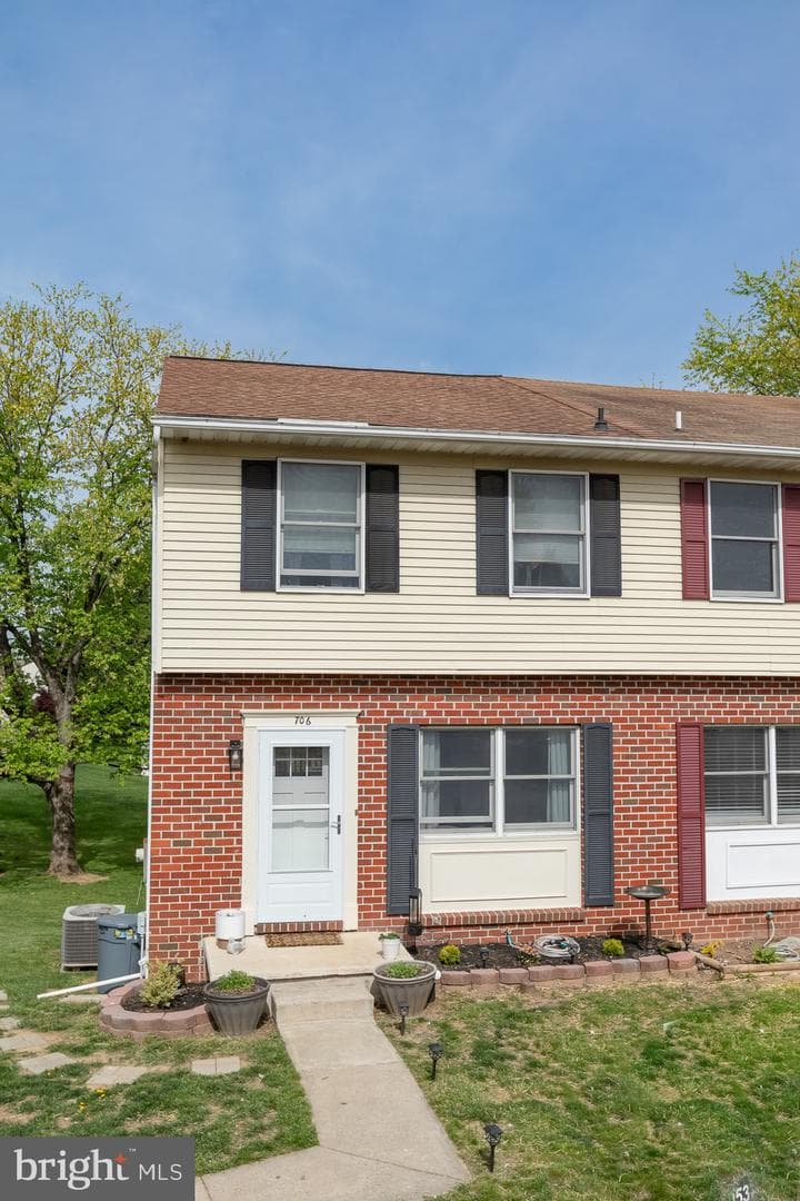 706 Riley Court photo 1