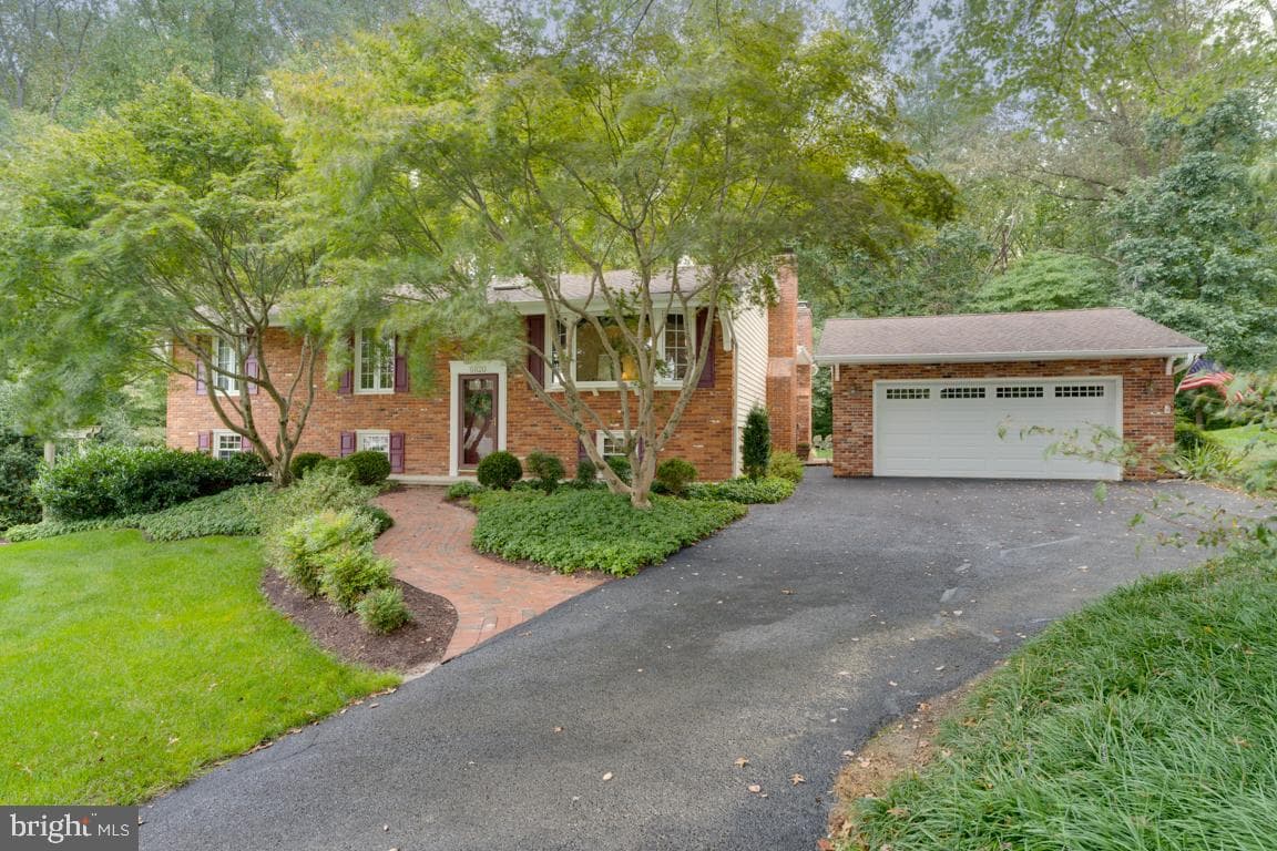 6820 Autumn View Drive photo 1