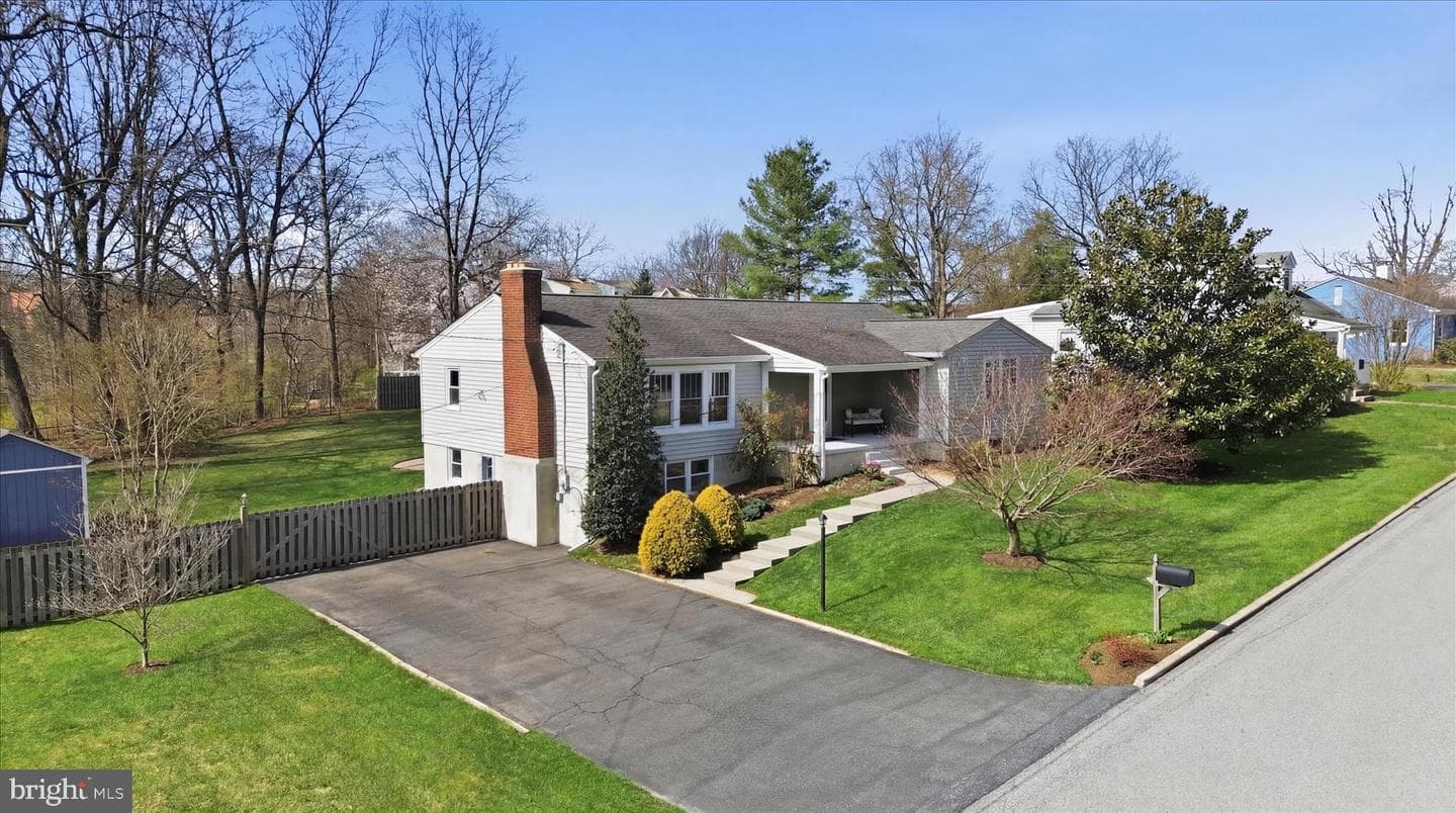210 Oak Street photo 1