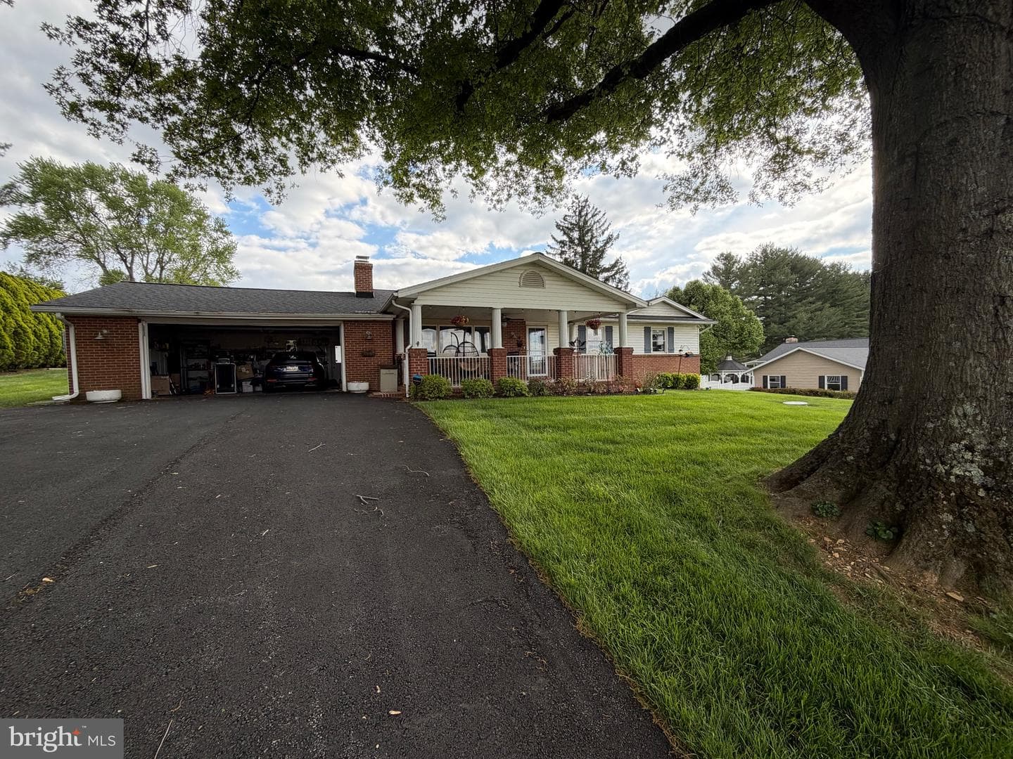 11 W Obrecht Road
