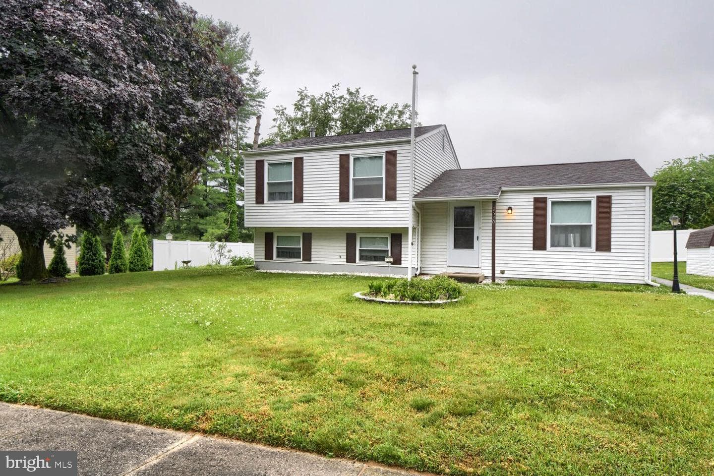 1520 Meadowcrest Court