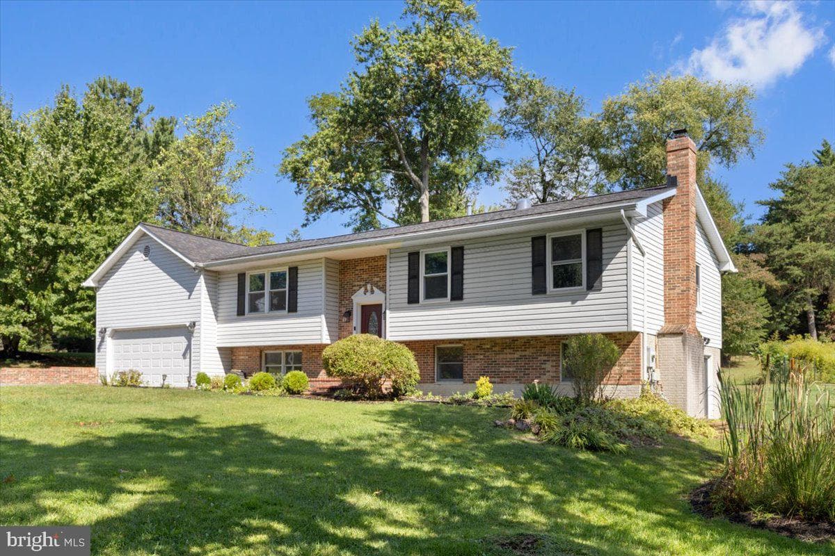 8400 Mitzy Lane photo 1