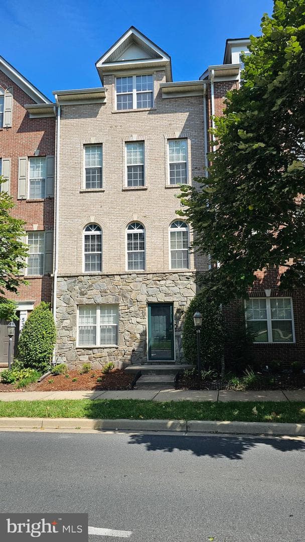 537 Girard Street photo 1