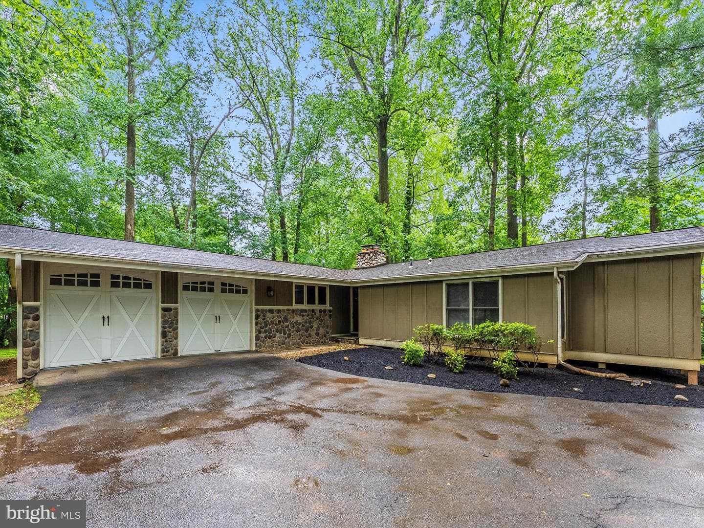 2264 Glenmore Terrace photo 1