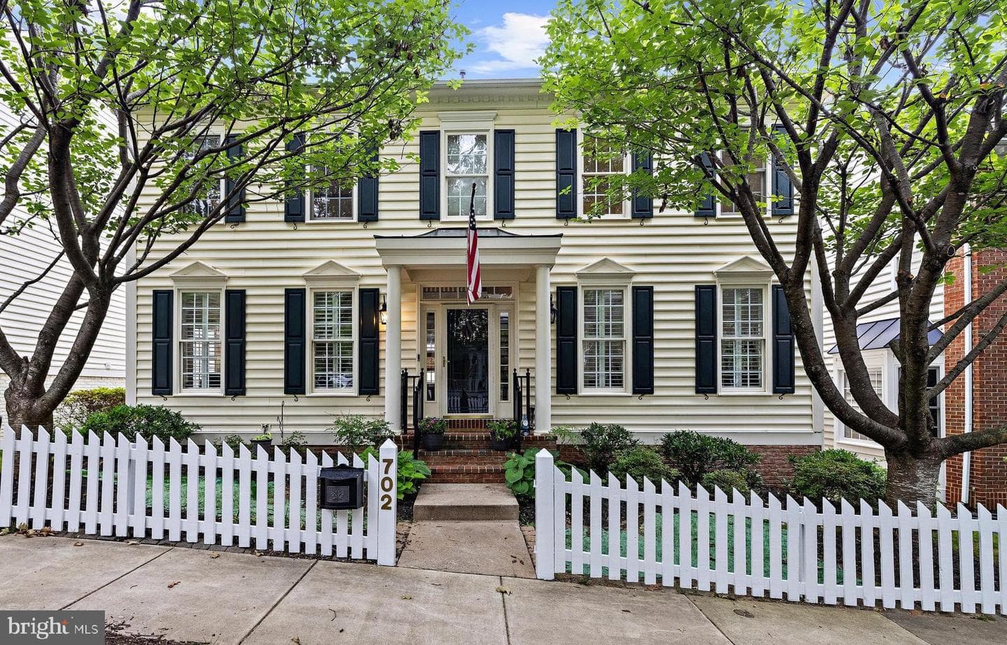702 Linslade Street photo 1