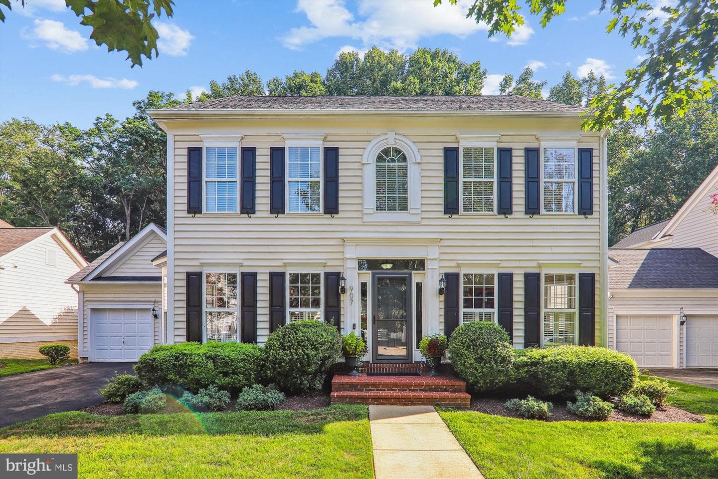 907 Linslade Street photo 1