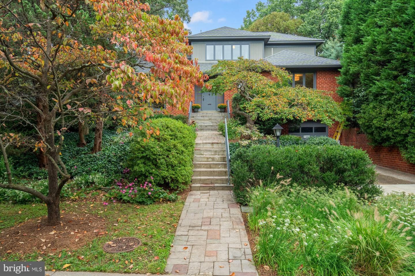 5402 Surrey Street photo 1