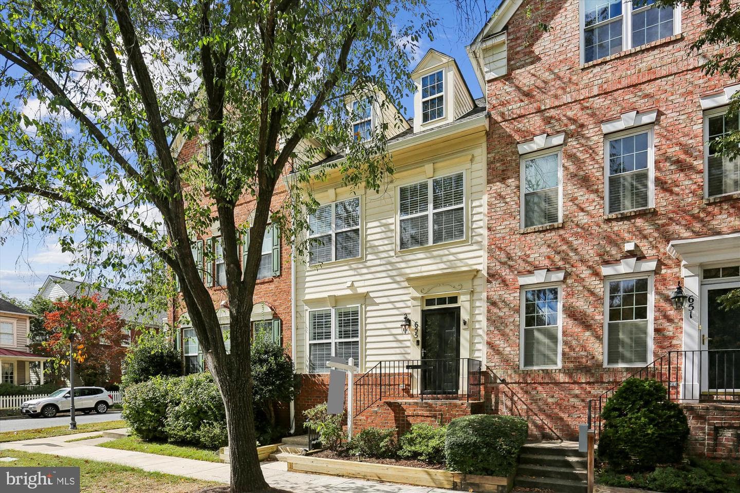 655 Gatestone Square Street photo 1